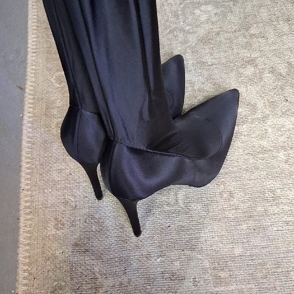 Elegant Black Women's Shoes - Picture 2 of 8